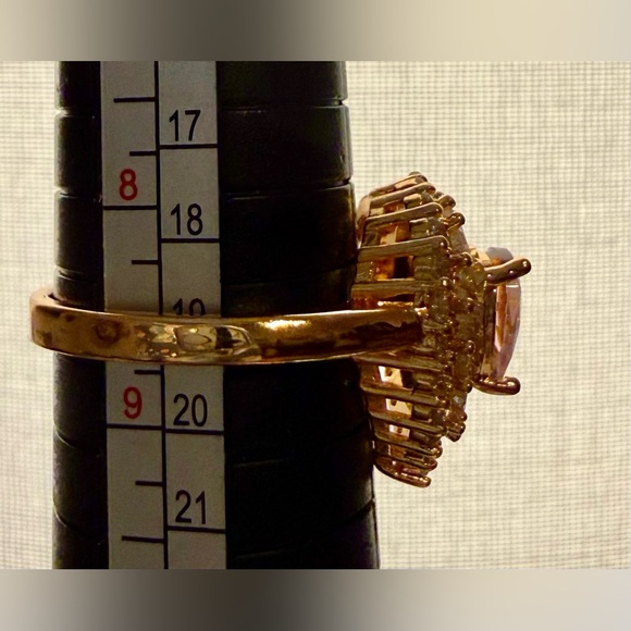 Ring - sz 8.75 gold tone -pink teardrop stone surrounded by clear baguettes new - Picture 9 of 9